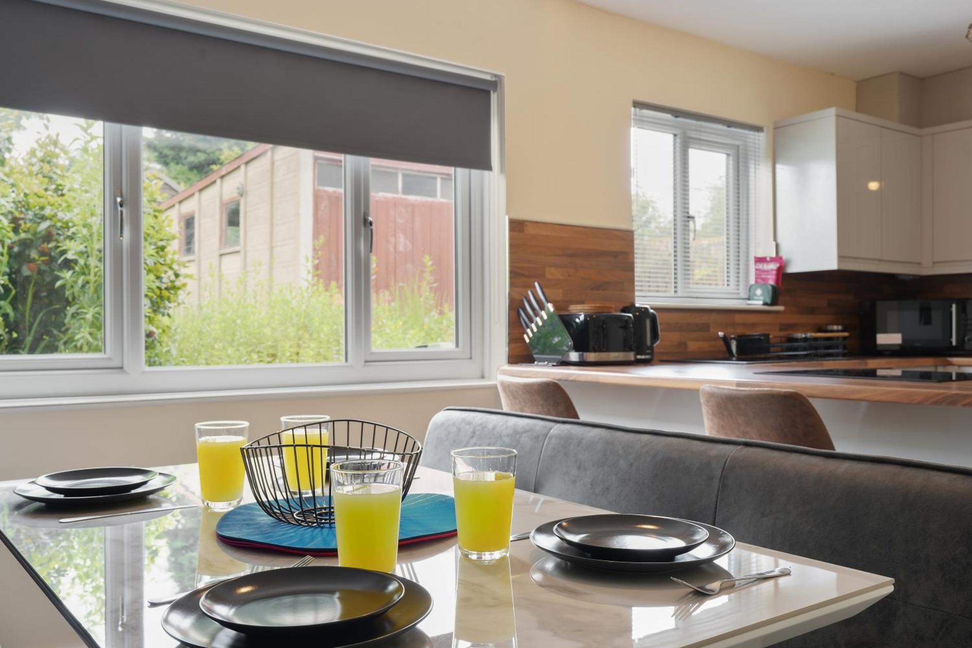Guests Rated Exceptional 3 Bed House, Homely Comforts , Close To Amenities And Centre Sheffield